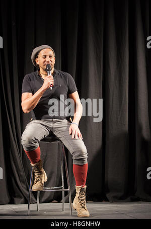 Birmingham, UK. 12 novembre, 2016. Classic Motor Show 2016 au NEC de Birmingham. Fuzz Townshend de SOS Voiture sur le Wheeler Dealer stage Crédit : Steven re/Alamy Live News Banque D'Images