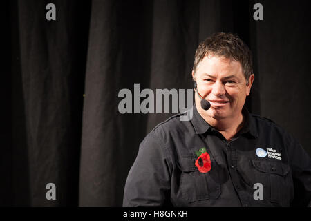 Birmingham, UK. 12 novembre, 2016. Classic Motor Show 2016 au NEC de Birmingham. Mike Brewer sur le stade Wheeler Dealer parler au public Crédit : Steven re/Alamy Live News Banque D'Images