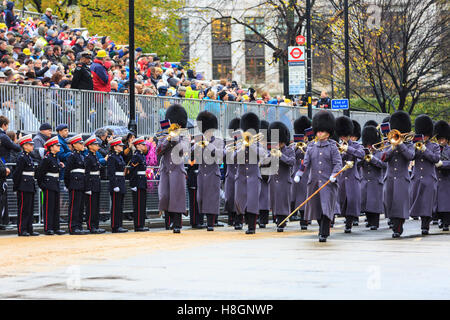 Ville de London, UK, 12 novembre 2016. La bande de la Coldstream Guards en gris manteaux d'hiver prendre part à la procession annuelle de l'hôtel particulier de la ville de Londres dans le cadre de l'Éternel Show 2016 du maire, avec plus de 7 000 participants, 150 chevaux, les bandes, les véhicules et les chariots, pour célébrer le nouveau maire de la ville de Londres, permettant son serment. Credit : Imageplotter News et Sports/Alamy Live News Banque D'Images