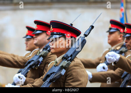 Ville de London, UK, 12 novembre 2016. Le Regiment Royal Artillery prendre part à la procession annuelle de l'hôtel particulier de la ville de Londres dans le cadre de l'Éternel Show 2016 du maire, avec plus de 7 000 participants, 150 chevaux, les bandes, les véhicules et les chariots, pour célébrer le nouveau maire de la ville de Londres, permettant son serment. Credit : Imageplotter News et Sports/Alamy Live News Banque D'Images