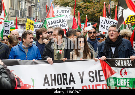 Madrid, Espagne. 12 novembre, 2016. Bannière principale de la manifestation pour un Sahara libre avec Jaime Cedrun (2e à partir de la gauche) secrétaire général de CCOO Madrid, actrice espagnole Clara Lago (C) et José Taboada (R), Président de CEAS-Sahara. Credit : Valentin/Sama-Rojo Alamy Live News. Banque D'Images