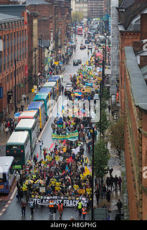 Manchester, UK. 12 novembre, 2016. Unis contre la fracturation hydraulique par le biais de marches rallye Manchester. Credit : Andy Barton/Alamy Live News Banque D'Images