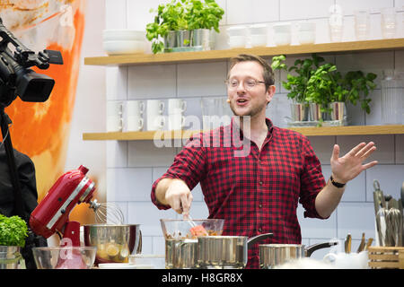London,UK. 12 novembre 2016. Jed Kimber donne une démonstration de cuisson sur le stade de la bonne nourriture hébergé par Barney Desmazery au cours de la BBC Good Food Show. Edd est le gagnant de la BBC's Great British Bake Off. Crédit : Laura De Meo/ Alamy Live News Banque D'Images