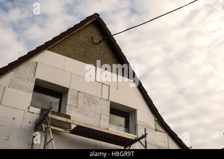 Berlin, Allemagne. 09Th Nov, 2016. Une maison construite dans les années 30 est isolé avec du polystyrène à Berlin, Allemagne, 09 novembre 2016. Photo : Sebastian Gollnow/dpa/Alamy Live News Banque D'Images