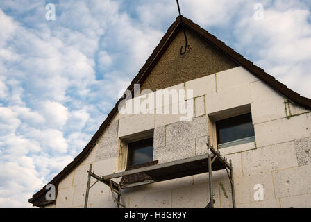 Berlin, Allemagne. 09Th Nov, 2016. Une maison construite dans les années 30 est isolé avec du polystyrène à Berlin, Allemagne, 09 novembre 2016. Photo : Sebastian Gollnow/dpa/Alamy Live News Banque D'Images