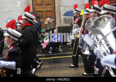 London, UK, 12/11/2016 Mauvais temps pour le Maire de Londres de 2016 montrent que la foule brave la pluie. Credit : JOHNNY ARMSTEAD/Alamy Live News Banque D'Images