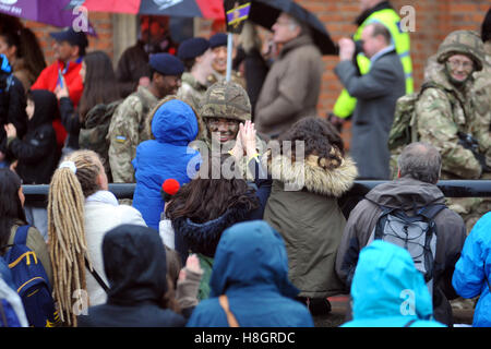 London, UK, 12/11/2016 Mauvais temps pour le Maire de Londres de 2016 montrent que la foule brave la pluie. Credit : JOHNNY ARMSTEAD/Alamy Live News Banque D'Images