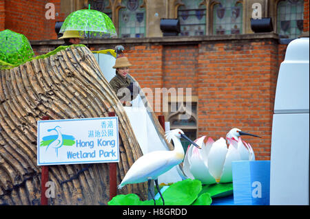 London, UK, 12/11/2016 Mauvais temps pour le Maire de Londres de 2016 montrent que la foule brave la pluie. Credit : JOHNNY ARMSTEAD/Alamy Live News Banque D'Images