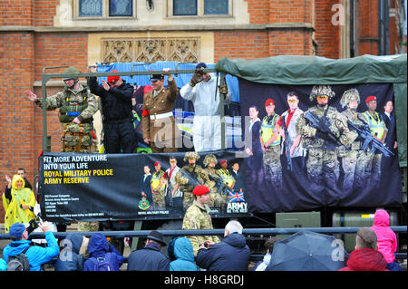 London, UK, 12/11/2016 Mauvais temps pour le Maire de Londres de 2016 montrent que la foule brave la pluie. Credit : JOHNNY ARMSTEAD/Alamy Live News Banque D'Images