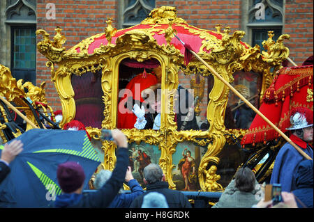 London, UK, 12/11/2016 Mauvais temps pour le Maire de Londres de 2016 montrent que la foule brave la pluie. Credit : JOHNNY ARMSTEAD/Alamy Live News Banque D'Images