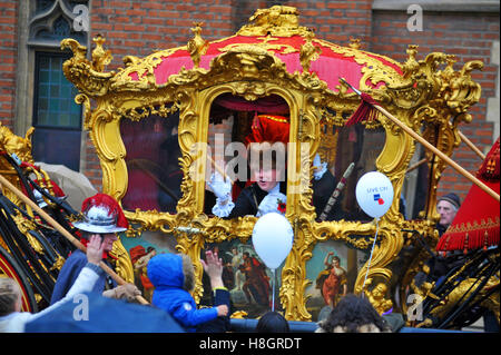 London, UK, 12/11/2016 Mauvais temps pour le Maire de Londres de 2016 montrent que la foule brave la pluie. Credit : JOHNNY ARMSTEAD/Alamy Live News Banque D'Images