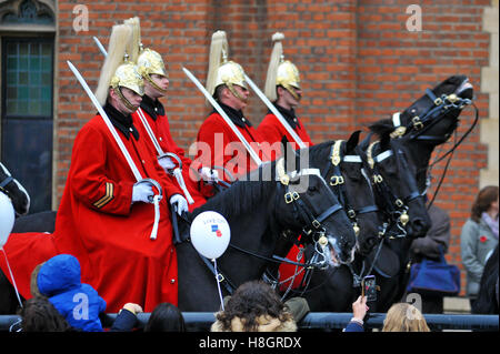 London, UK, 12/11/2016 Mauvais temps pour le Maire de Londres de 2016 montrent que la foule brave la pluie. Credit : JOHNNY ARMSTEAD/Alamy Live News Banque D'Images