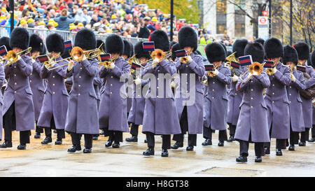 Londres, Royaume-Uni, 12 novembre 2016. La bande de la Coldstream Guards en gris manteaux d'hiver prendre part à la procession annuelle de l'hôtel particulier de la ville de Londres dans le cadre de l'Éternel Show 2016 du maire, avec plus de 7 000 participants, 150 chevaux, des bandes, des véhicules et des voitures. Credit : Imageplotter News et Sports/Alamy Live News Banque D'Images