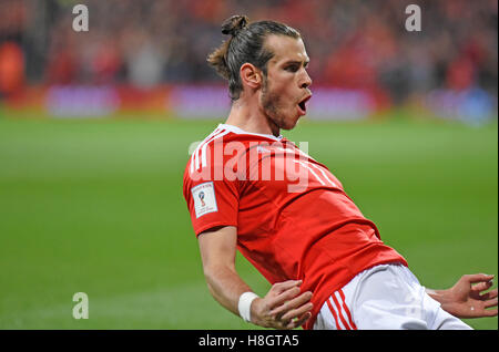Cardiff, Wales, UK. 12 Nov, 2016. Pays de Galles v Serbie de qualification de la Coupe du Monde FIFA 2018 au Cardiff City Stadium:Gareth Bale de galles célèbre sa première moitié but pour son pays. Credit : Phil Rees/Alamy Live News Banque D'Images