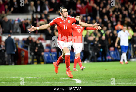 Cardiff, Wales, UK. 12 Nov, 2016. Pays de Galles v Serbie de qualification de la Coupe du Monde FIFA 2018 au Cardiff City Stadium:Gareth Bale de galles célèbre sa première moitié but pour son pays. Credit : Phil Rees/Alamy Live News Banque D'Images