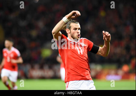 Cardiff, Wales, UK. 12 Nov, 2016. Pays de Galles v Serbie de qualification de la Coupe du Monde FIFA 2018 au Cardiff City Stadium:Gareth Bale de galles célèbre sa première moitié but pour son pays. Credit : Phil Rees/Alamy Live News Banque D'Images