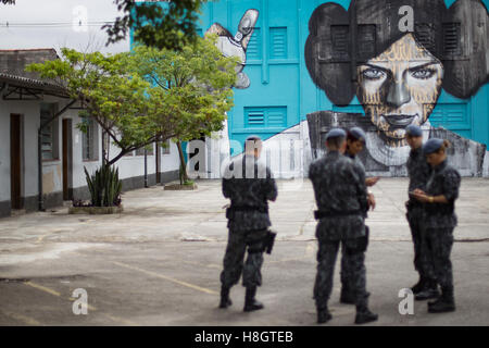 Sao Paulo, Brésil. 12 Nov, 2016. Un groupe d'artistes participant à l'événement parrainé par la Police militaire de São Paulo, à la peinture à pulvériser sur les murs de la caserne des troupes d'élite. L'événement appelé Choque Festival, qui a eu lieu le samedi 12 et le dimanche 13, est ouverte à tous et les visiteurs peuvent également peindre avec les artistes. Credit : Paulo Lopes/ZUMA/Alamy Fil Live News Banque D'Images