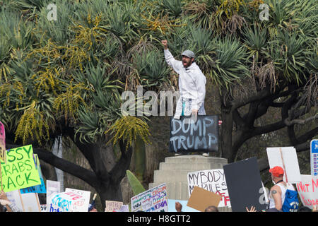 Los Angeles, Californie, USA. 12 novembre, 2016. Tenir les manifestants Trump rallye et Mars dans le centre-ville de Los Angeles. Foule estimée à 8000 par le Los Angeles manifestant Crédit : Police Chester Brown/Alamy Live News Banque D'Images