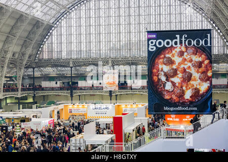 Londres, Royaume-Uni. 12 novembre, 2016. Vue de l'Olympia Grand avec vIisitors et bannières au cours de la BBC Good Food Show. Crédit : Laura De Meo/ Alamy Live News Banque D'Images