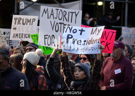 New York, USA. 12 Nov, 2016. 'Trump n'est pas mon Président" dans la ville de New York. Crédit : Christopher Penler/Alamy Live News Banque D'Images