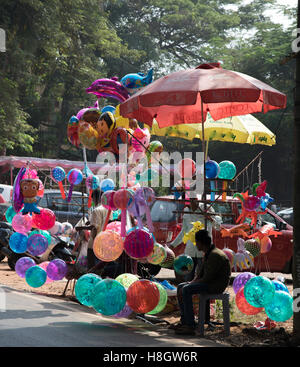 Benaulim, Goa, Inde. Samedi 12 Novembre 2016.Les vendeurs de jouets au festival de l'Église catholique au sud de Goa , Inde Crédit : WansfordPhoto/Alamy Live News Banque D'Images