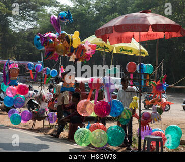 Benaulim, Goa, Inde. Samedi 12 Novembre 2016.Les vendeurs de jouets au festival de l'Église catholique au sud de Goa , Inde Crédit : WansfordPhoto/Alamy Live News Banque D'Images