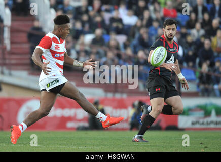 Tbilissi, Géorgie. 12 Nov, 2016. Kotaro du Japon Matsushima (L) rivalise avec la Géorgie L. Malaguradze lors d'un match au Mondial 2016 Rugby internationaux de novembre à Tbilissi, en Géorgie, le 12 novembre 2016. Le Japon a gagné 28-22. © Kulumbegashvili Tamuna/Xinhua/Alamy Live News Banque D'Images