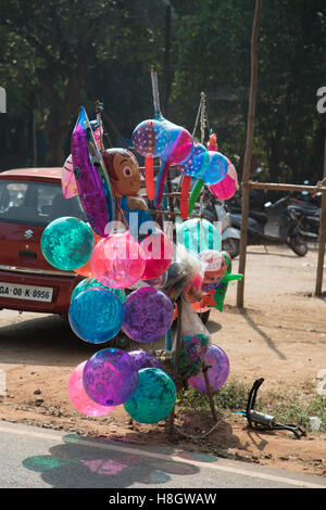 Benaulim, Goa, Inde. Samedi 12 Novembre 2016.Les vendeurs de jouets au festival de l'Église catholique au sud de Goa , Inde Crédit : WansfordPhoto/Alamy Live News Banque D'Images