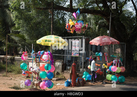 Benaulim, Goa, Inde. Samedi 12 Novembre 2016.Les vendeurs de jouets au festival de l'Église catholique au sud de Goa , Inde Crédit : WansfordPhoto/Alamy Live News Banque D'Images