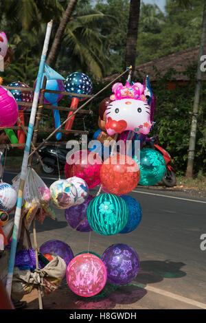 Benaulim, Goa, Inde. Samedi 12 Novembre 2016.Les vendeurs de jouets au festival de l'Église catholique au sud de Goa , Inde Crédit : WansfordPhoto/Alamy Live News Banque D'Images