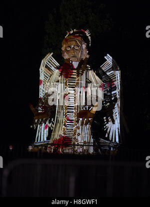 East Hoathly, UK. 12 Nov, 2016. East Hoathly & Carnaval Halland - Bonfire pour défilé du souvenir. Chaque année, des milliers de spectateurs affluent vers l'East Sussex village near Lewes pour regarder la procession des bannières à l'incendie bazing bonfire site. Ils portent aussi chacun représente les coquelicots et se souvient d'un villageois perdus dans les deux guerres mondiales. L'énorme angel de joie. Crédit : Jim Holden/Alamy Live News Banque D'Images