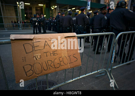 New York, USA. Le 12 novembre 2016. Panneau "mort aux bourgeois le long de la route de mars pour protester contre l'élection de Donald Trump comme 45e président des États-Unis Crédit : Joseph Reid/Alamy Live News Banque D'Images