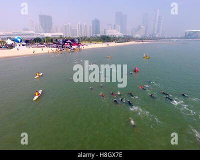 Xiamen, Chine, province du Fujian. 13Th Nov, 2016. Les participants au cours de la natation Ironman 70.3 2016 Concours de Xiamen à Xiamen, dans le sud-est de la province de Fujian en Chine, le 13 novembre 2016. © Jiang Kehong/Xinhua/Alamy Live News Banque D'Images