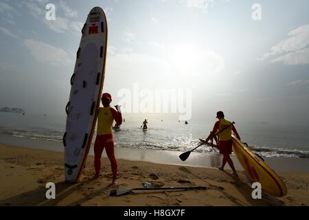 Xiamen, Chine, province du Fujian. 13Th Nov, 2016. Les gardiens de la vie à se préparer à l'Ironman 70.3 2016 Concours de Xiamen à Xiamen, dans le sud-est de la province de Fujian en Chine, le 13 novembre 2016. © Jiang Kehong/Xinhua/Alamy Live News Banque D'Images