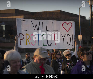 Des Moines, Iowa, USA. 12 novembre, 2016. Inscrivez-tenue au-dessus de la foule lors d'un rassemblement pour l'unité qui a eu lieu sur l'état de l'Iowa Capitol motifs. Credit : Cynthia Hanevy/Alamy Live News Banque D'Images