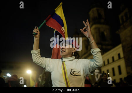 Bogota, Colombie. 12 Nov, 2016. Une femme réagit lors de l'écoute de l'annonce d'une version révisée de l'accord de paix entre le gouvernement colombien et les Forces armées révolutionnaires de Colombie (FARC), à la place Bolivar à Bogota, capitale de la Colombie, le 12 novembre 2016. Le gouvernement colombien et les FARC le samedi ont signé un nouvel accord de paix, après neuf jours de négociations intenses à La Havane. © Jhon Paz/Xinhua/Alamy Live News Banque D'Images