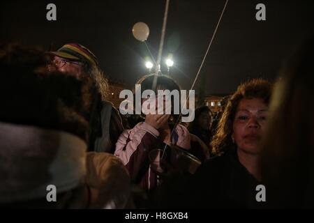 Bogota, Colombie. 12 Nov, 2016. Une femme réagit lors de l'écoute de l'annonce d'une version révisée de l'accord de paix entre le gouvernement colombien et les Forces armées révolutionnaires de Colombie (FARC), à la place Bolivar à Bogota, capitale de la Colombie, le 12 novembre 2016. Le gouvernement colombien et les FARC le samedi ont signé un nouvel accord de paix, après neuf jours de négociations intenses à La Havane. © Jhon Paz/Xinhua/Alamy Live News Banque D'Images