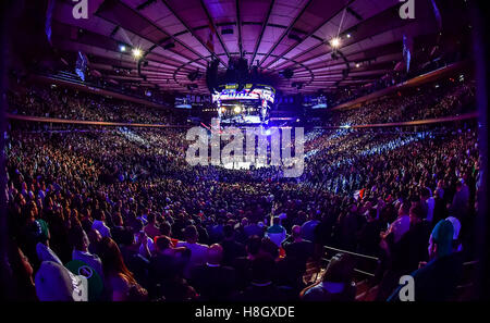 Eddie Alvarez (rouge gants) vs. Conor 'le fameux' McGregor (bleu gants) lors de l'UFC 205 au Madison Square Garden. Banque D'Images