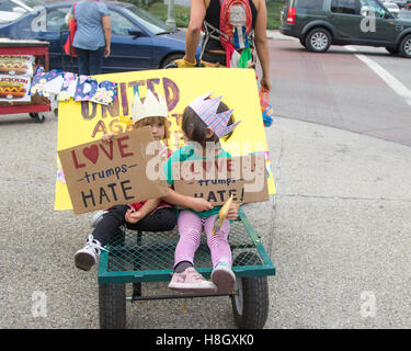 Los Angeles, Californie, USA. 12 novembre, 2016. Un couple d'enfants tiennent leur 'amour l'emporte sur la haine" signes en l'anti-trump de protestation à travers le centre-ville de los angeles. Des milliers de personnes ont défilé du parc Macarthur à l'édifice fédéral, y compris les familles et les enfants, pour protester contre l'élection de Donald Trump comme notre nouveau président des États-Unis. crédit : Sheri determan / alamy live news Banque D'Images