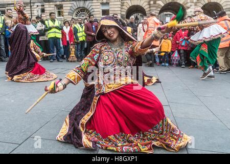 Edinburgh, Royaume-Uni. 13Th Nov, 2016. La fête du Diwali Édimbourg culmine dans une procession de la ville chambres sur l'historique Royal Mile à l'Jardins de Princes Street. Célébré dans le monde entier par les hindous, jaïns et Seikhs, le Festival de la lumière symbolise la victoire du bien sur le mal. Les gens célèbrent le Diwali en distribuant des bonbons, cadeaux et grâce à l'autre. Crédit : Richard Dyson/Alamy Live News Banque D'Images