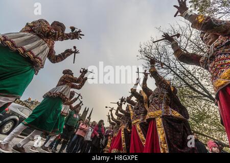 Edinburgh, Royaume-Uni. 13Th Nov, 2016. La fête du Diwali Édimbourg culmine dans une procession de la ville chambres sur l'historique Royal Mile à l'Jardins de Princes Street. Célébré dans le monde entier par les hindous, jaïns et Seikhs, le Festival de la lumière symbolise la victoire du bien sur le mal. Les gens célèbrent le Diwali en distribuant des bonbons, cadeaux et grâce à l'autre. Crédit : Richard Dyson/Alamy Live News Banque D'Images