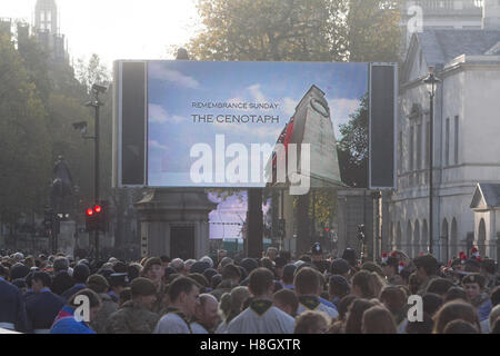 London UK.13 Novembre 2016. Police de sécurité lourds comme des milliers de personnes de la file d'être retrouvée sur les écrans de sécurité pour assister aux cérémonies du dimanche des commémorations au cénotaphe de Whitehall Crédit : amer ghazzal/Alamy Live News Banque D'Images