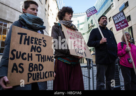 Londres, Royaume-Uni. 13 novembre, 2016. Les militants anti-racistes de protestation devant de nouvelles BBC Broadcasting House contre une plate-forme d'être donné au moyen d'une entrevue sur l'Andrew Marr Show à Marine Le Pen, leader du parti politique d'extrême droite le Front National. La manifestation était organisée par l'unis contre le fascisme. Credit : Mark Kerrison/Alamy Live News Banque D'Images