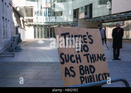 Londres, Royaume-Uni. 13 novembre, 2016. Les militants anti-racistes de protestation devant de nouvelles BBC Broadcasting House contre une plate-forme d'être donné au moyen d'une entrevue sur l'Andrew Marr Show à Marine Le Pen, leader du parti politique d'extrême droite le Front National. La manifestation était organisée par l'unis contre le fascisme. Credit : Mark Kerrison/Alamy Live News Banque D'Images