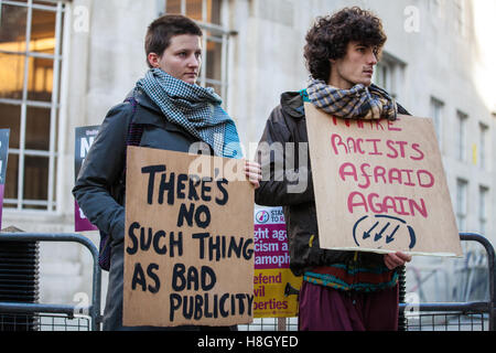 Londres, Royaume-Uni. 13 novembre, 2016. Les militants anti-racistes de protestation devant de nouvelles BBC Broadcasting House contre une plate-forme d'être donné au moyen d'une entrevue sur l'Andrew Marr Show à Marine Le Pen, leader du parti politique d'extrême droite le Front National. La manifestation était organisée par l'unis contre le fascisme. Credit : Mark Kerrison/Alamy Live News Banque D'Images