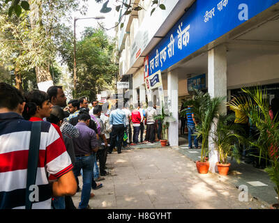 New Delhi, Inde. 13 novembre, 2016. Les Indiens sont en 'Q' pour échanger de l'argent demonetizing vieux après monnaie de 500 et 1000 par le gouvernement de l'Inde à partir de minuit du 8 novembre 2016. Par ordre de Govt. toutes les banques fonctionnent le dimanche et d'échanger de l'ancienne monnaie. Les gens sont en 'Q' à l'extérieur des banques locaux. Swapan Banik/Alamy Live News Banque D'Images