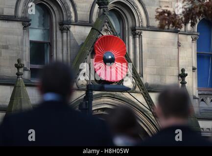 Manchester UK 13 novembre 2016 un pavot géant domine le Service du Jour du Souvenir au cénotaphe de Manchester. Crédit : John Fryer/Alamy Live News Banque D'Images