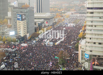 La politique de la Corée du Sud, Nov 12, 2016 : les gens assistent à un rassemblement exigeant la démission du Président de la Corée du Sud Park Geun-hye à Séoul, Corée du Sud. Plus de 1 millions de personnes ont assisté à un rassemblement aux chandelles dans le centre de Séoul le samedi pour exiger la démission du président Park, dont l'ami de longue date Choi Soon-sil et ses secrétaires parlementaires qui auraient été mêlés dans une variété d'affaires de l'état. Choi a été arrêté sur des accusations de fraude et d'abus de pouvoir au début de novembre, les médias locaux ont rapporté. © Lee Jae-Won/AFLO/Alamy Live News Banque D'Images