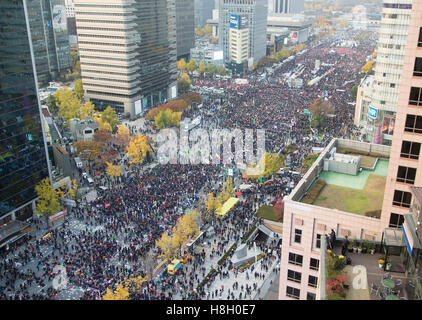 La politique de la Corée du Sud, Nov 12, 2016 : les gens assistent à un rassemblement exigeant la démission du Président de la Corée du Sud Park Geun-hye à Séoul, Corée du Sud. Plus de 1 millions de personnes ont assisté à un rassemblement aux chandelles dans le centre de Séoul le samedi pour exiger la démission du président Park, dont l'ami de longue date Choi Soon-sil et ses secrétaires parlementaires qui auraient été mêlés dans une variété d'affaires de l'état. Choi a été arrêté sur des accusations de fraude et d'abus de pouvoir au début de novembre, les médias locaux ont rapporté. © Lee Jae-Won/AFLO/Alamy Live News Banque D'Images