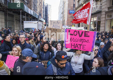 New York, USA. 12 novembre, 2016. Des milliers de New-Yorkais ont marché de Union Square up 5e Avenue pour envoyer le message à Donald Trump, 'Pas mon Président' Crédit : David Grossman/Alamy Live News Banque D'Images